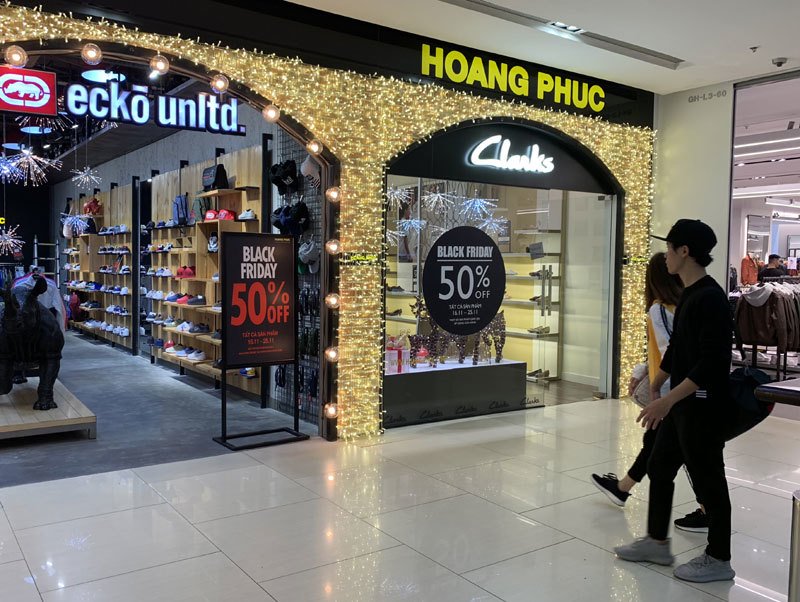 Sale tận đáy, giảm giá 80% giăng vỉa hè: Dân ôm tiền chờ gom hàng