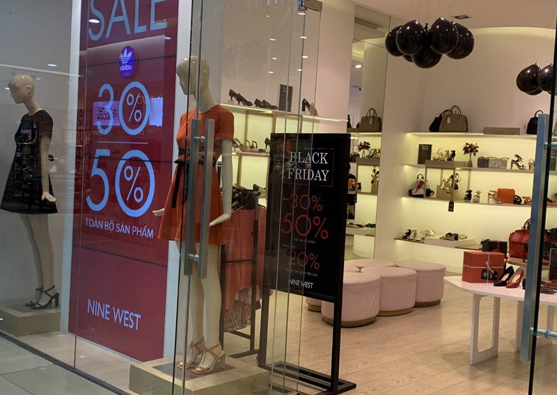 Sale tận đáy, giảm giá 80% giăng vỉa hè: Dân ôm tiền chờ gom hàng