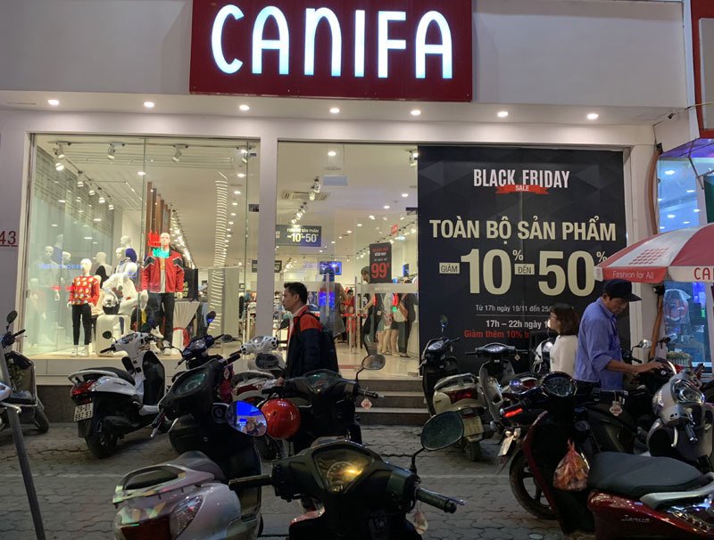 Sale tận đáy, giảm giá 80% giăng vỉa hè: Dân ôm tiền chờ gom hàng