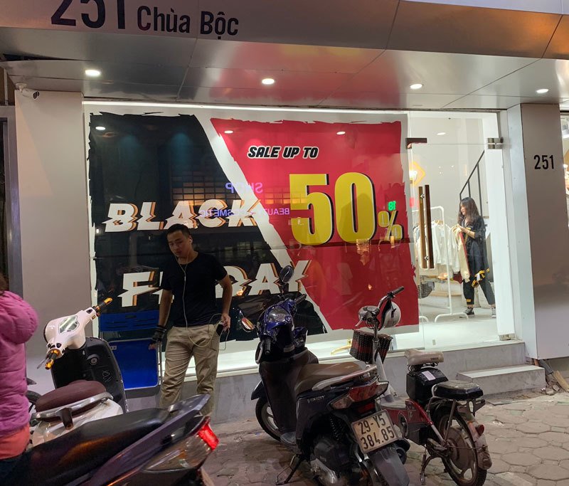 Sale tận đáy, giảm giá 80% giăng vỉa hè: Dân ôm tiền chờ gom hàng