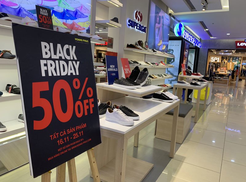 Sale tận đáy, giảm giá 80% giăng vỉa hè: Dân ôm tiền chờ gom hàng