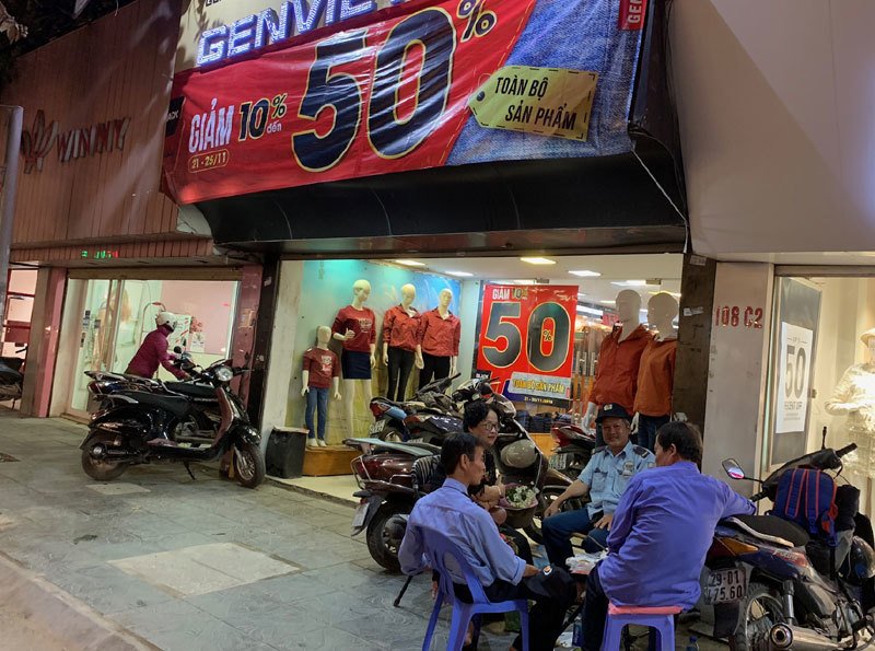 Sale tận đáy, giảm giá 80% giăng vỉa hè: Dân ôm tiền chờ gom hàng