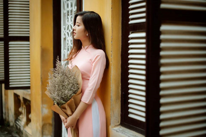 4 cô gái bỗng dưng nổi tiếng nhờ đến sân cổ vũ đội tuyển Việt Nam