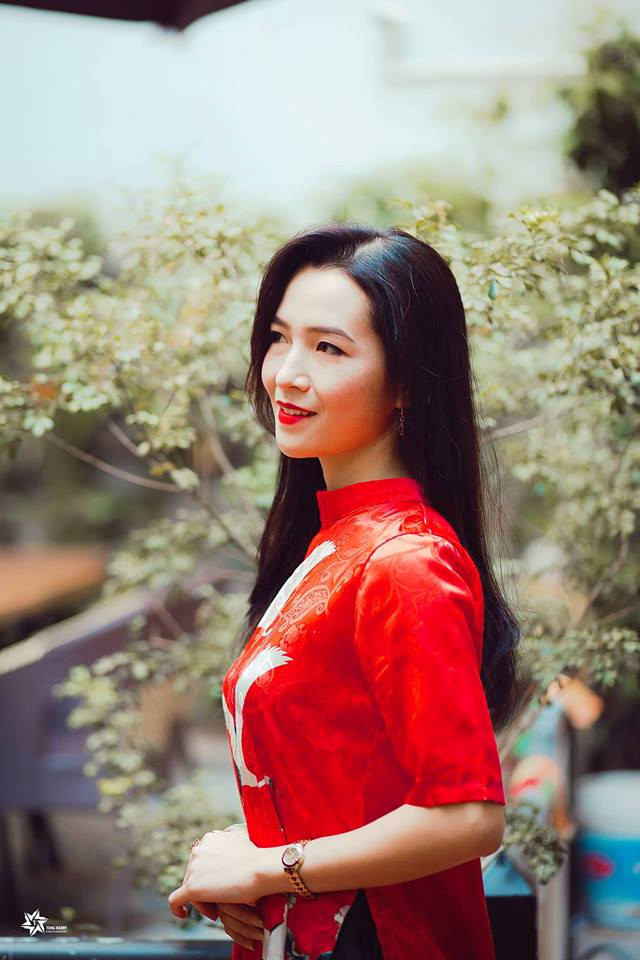 4 cô gái bỗng dưng nổi tiếng nhờ đến sân cổ vũ đội tuyển Việt Nam