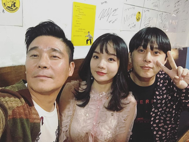 4 cô gái bỗng dưng nổi tiếng nhờ đến sân cổ vũ đội tuyển Việt Nam