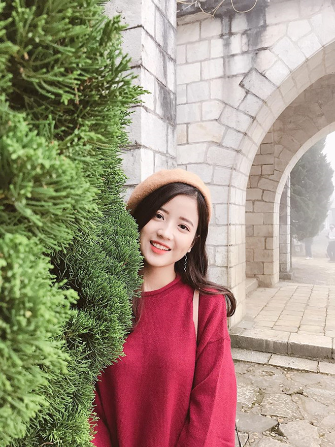 4 cô gái bỗng dưng nổi tiếng nhờ đến sân cổ vũ đội tuyển Việt Nam