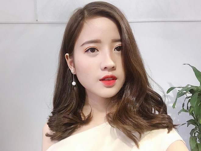 4 cô gái bỗng dưng nổi tiếng nhờ đến sân cổ vũ đội tuyển Việt Nam