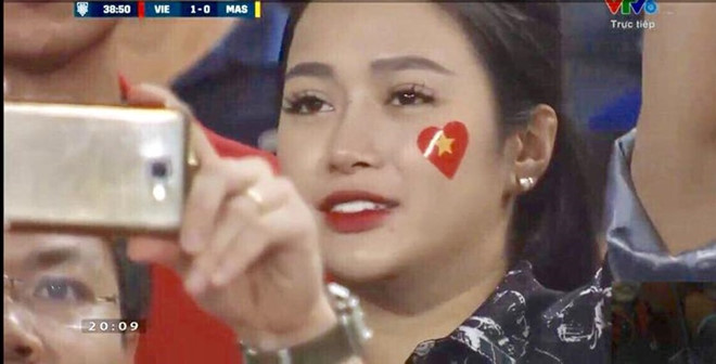 4 cô gái bỗng dưng nổi tiếng nhờ đến sân cổ vũ đội tuyển Việt Nam