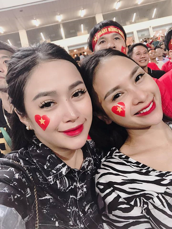 4 cô gái bỗng dưng nổi tiếng nhờ đến sân cổ vũ đội tuyển Việt Nam