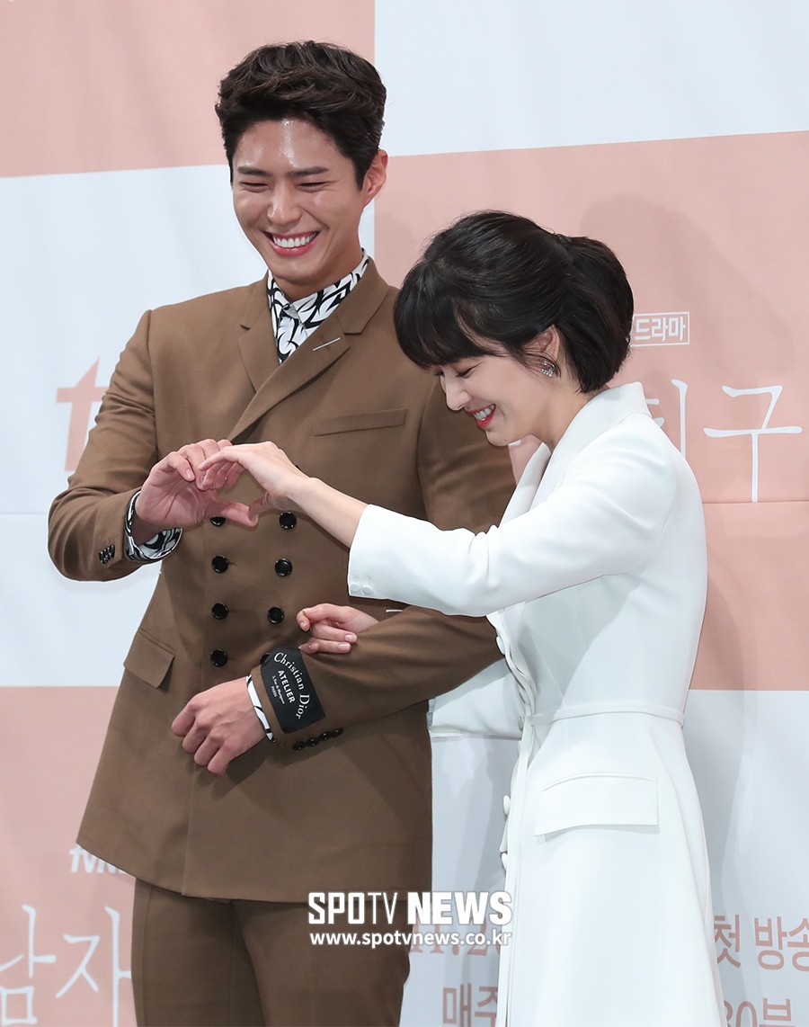 Netizen xứ Hàn bấn loạn với nhan sắc đỉnh cao của Song Hye Kyo trong buổi ra mắt phim mới