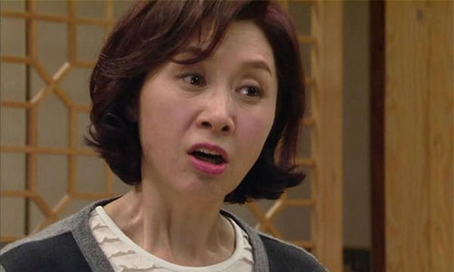 Bị chồng đòi trả về ngoại, vợ trẻ chưa kịp trả lời đã được mẹ chồng đáp hộ bằng một câu cực gắt