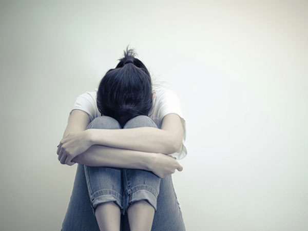 Chồng nói tôi xách dép cho vợ đồng nghiệp anh còn không xứng