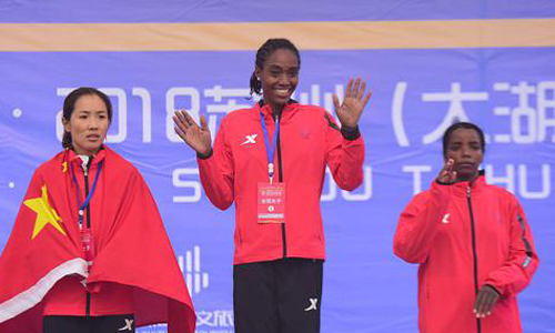 Trung Quốc tranh cãi khi vận động viên tuột chức vô địch vì quốc kỳ