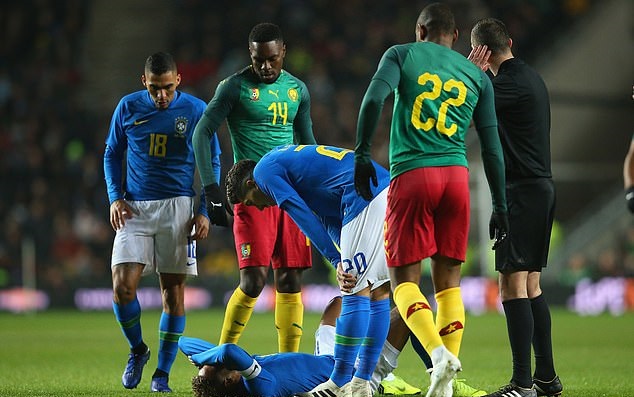 CĐV PSG lo sốt vó khi Neymar và Mbappe rủ nhau rời sân vì chấn thương