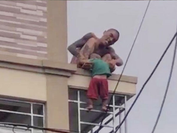 Bé trai 1 tuổi bị ném từ mái nhà xuống: Hung thủ là bố ruột, nguyên nhân do mâu thuẫn vợ chồng