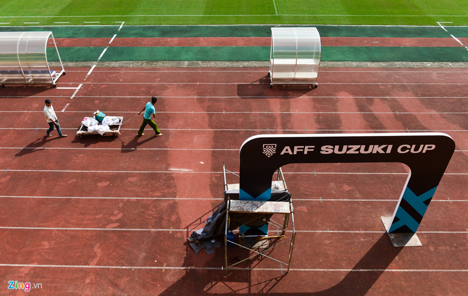 Sân Hàng Đẫy xuống cấp trước trận đấu lớn cuối cùng