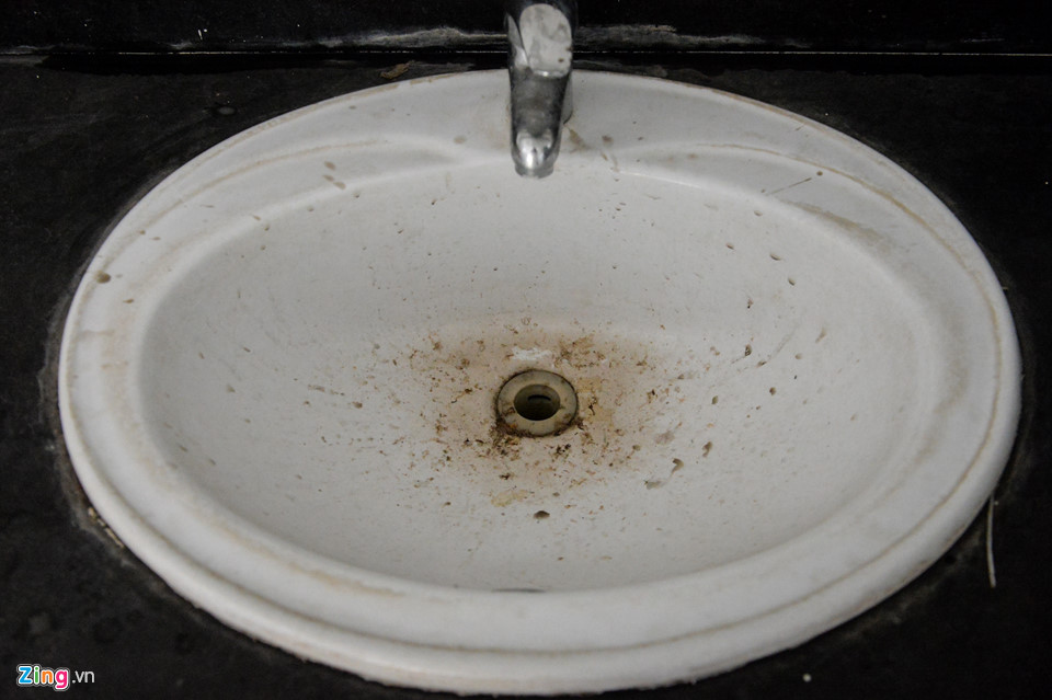 Sân Hàng Đẫy xuống cấp trước trận đấu lớn cuối cùng