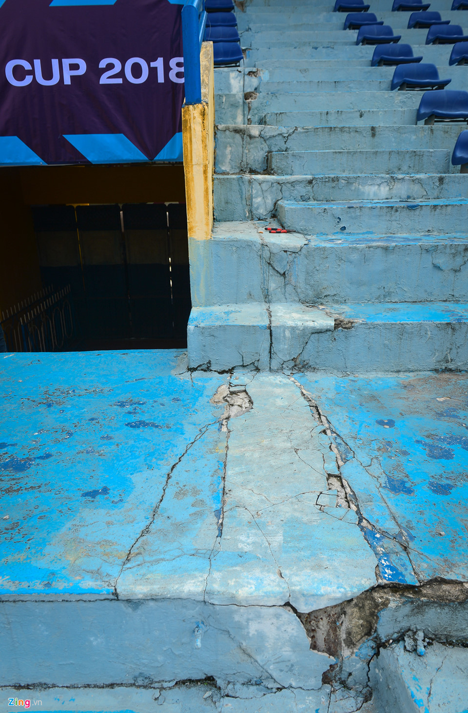 Sân Hàng Đẫy xuống cấp trước trận đấu lớn cuối cùng