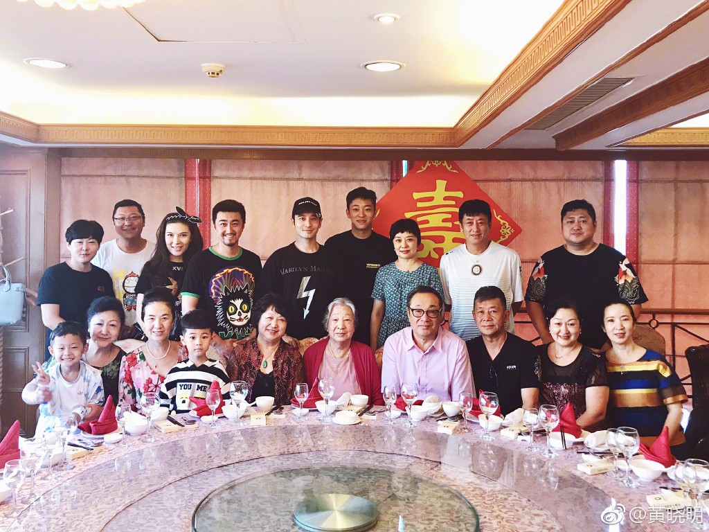 Bằng chứng rạn nứt rõ rành rành, tại sao truyền thông Trung Quốc vẫn thờ ơ với tin đồn Huỳnh Hiểu Minh và Angela Baby ly hôn?