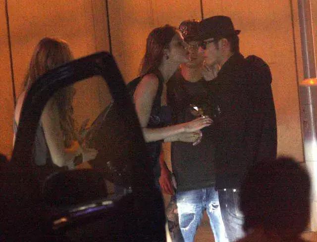 Bằng chứng rạn nứt rõ rành rành, tại sao truyền thông Trung Quốc vẫn thờ ơ với tin đồn Huỳnh Hiểu Minh và Angela Baby ly hôn?