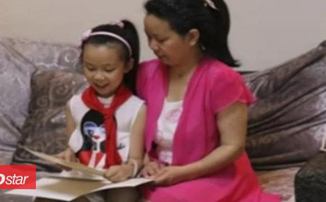 Bé gái 10 tuổi một mình chăm sóc, giúp mẹ xuất huyết não hồi phục trí nhớ suốt 4 năm