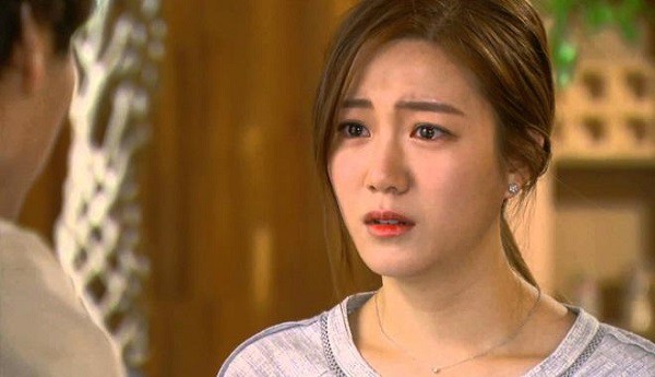 Vừa đi làm, chăm con đến tối mặt, vợ vẫn bị chồng khinh lương chả bằng 1 góc người ta