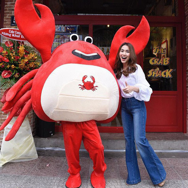 Mặc jeans thôi mà chân dài cả tấc, chẳng trách Hà Tăng có mỗi chiếc quần cả 3 năm vẫn diện đi diện lại