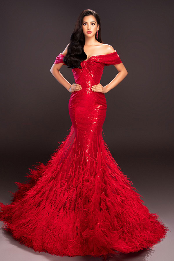 Không phải ai cũng có quyền năng như HH Tiểu Vy: Diện đẹp mọi gam màu dù lòe loẹt hay sến sẩm đến cỡ nào