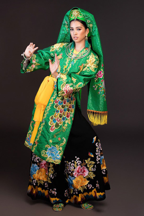 Không phải ai cũng có quyền năng như HH Tiểu Vy: Diện đẹp mọi gam màu dù lòe loẹt hay sến sẩm đến cỡ nào