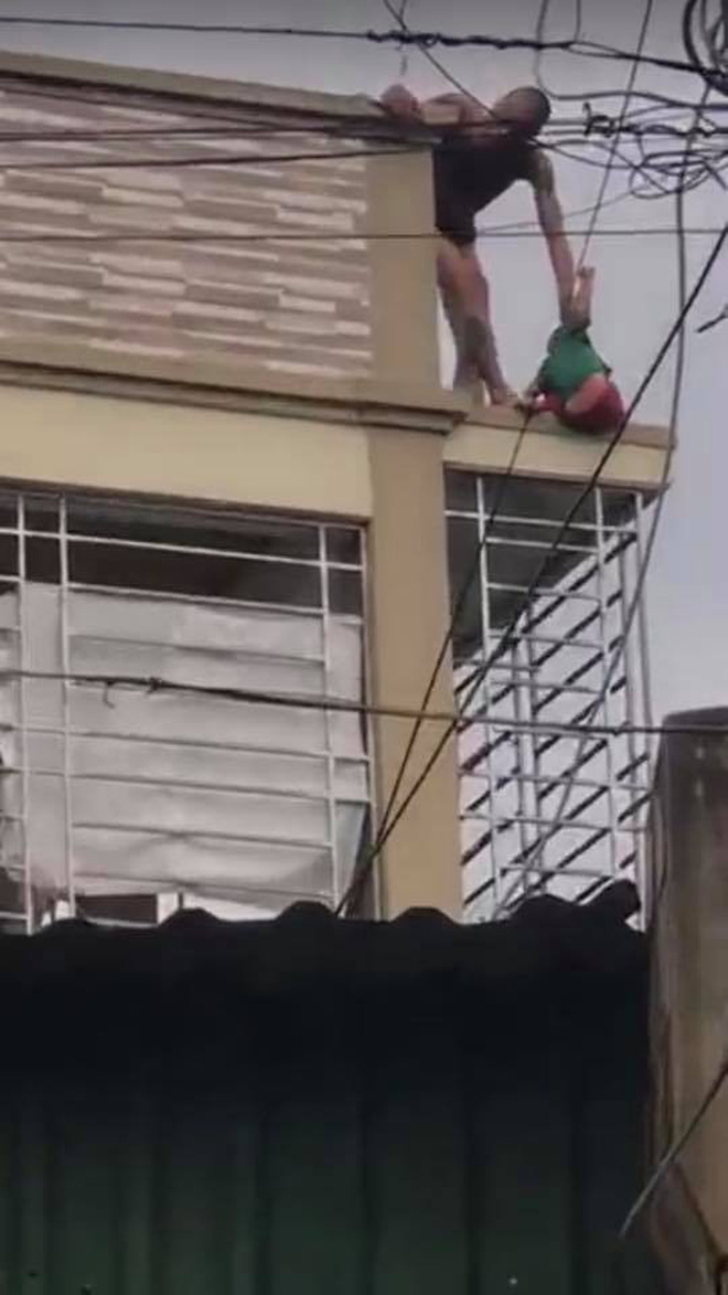 Nam thanh niên ôm cháu bé hơn 1 tuổi thả từ tầng 2 xuống đất, liên tục la hét muốn làm người lương thiện