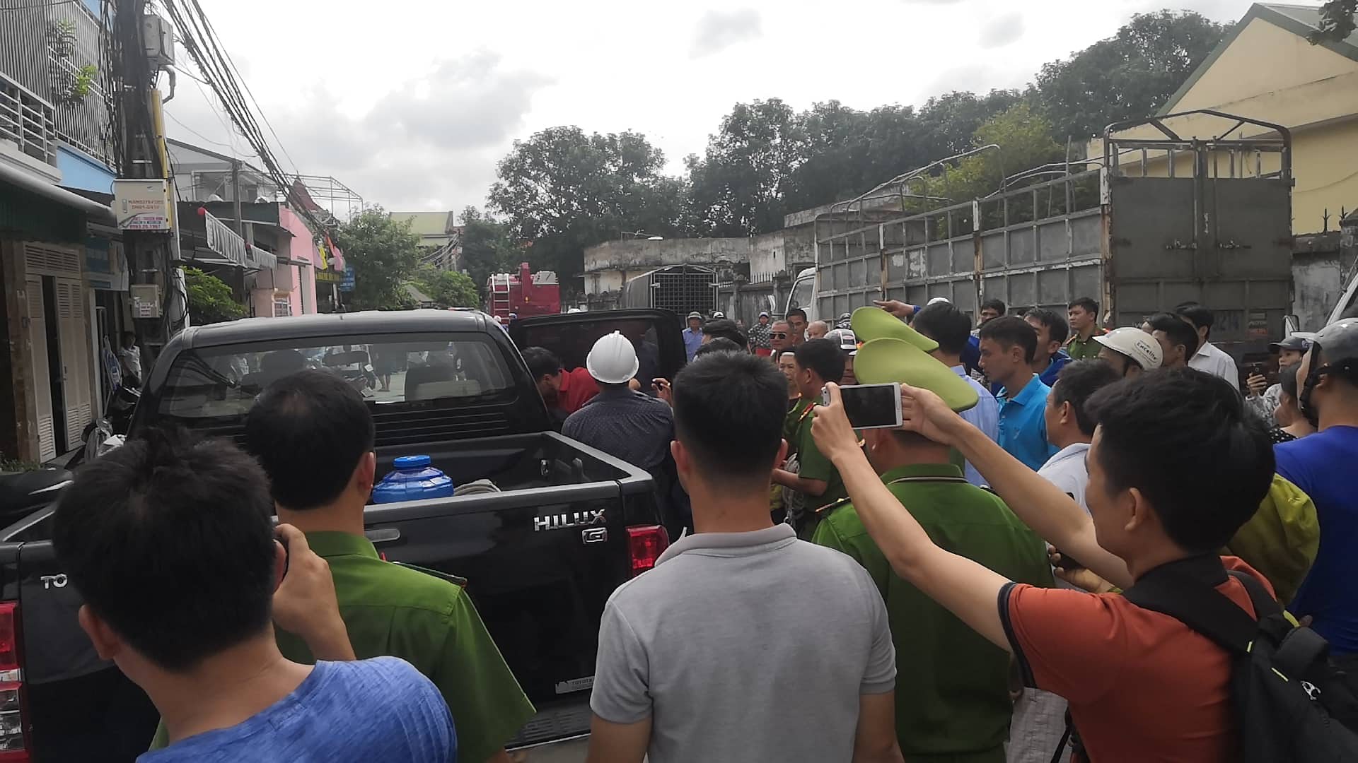 Vụ gã đàn ông thả bé trai hơn 1 tuổi từ mái nhà xuống: Cháu bé được đỡ kịp thời, nghi là con của đối tượng