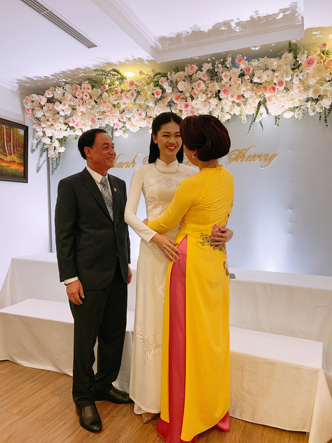 Rò rỉ hình ảnh bên trong lễ ăn hỏi kín đáo của Á hậu Thanh Tú với đại gia U40