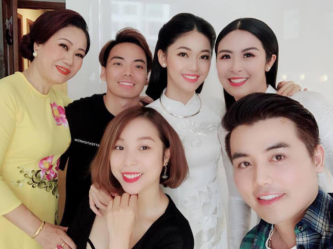 Rò rỉ hình ảnh bên trong lễ ăn hỏi kín đáo của Á hậu Thanh Tú với đại gia U40 Rò rỉ hình ảnh bên trong lễ ăn hỏi kín đáo của Á hậu Thanh Tú với đại gia U40