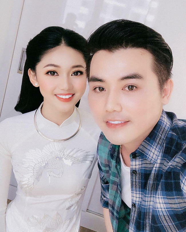 Rò rỉ hình ảnh bên trong lễ ăn hỏi kín đáo của Á hậu Thanh Tú với đại gia U40 Rò rỉ hình ảnh bên trong lễ ăn hỏi kín đáo của Á hậu Thanh Tú với đại gia U40