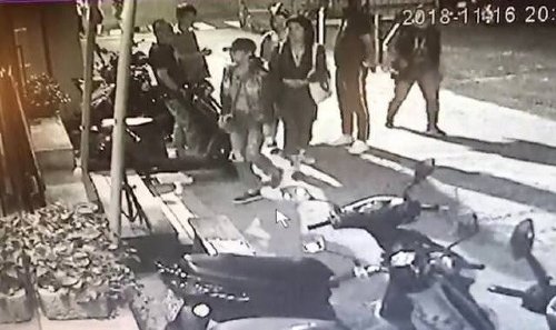 Ăn lẩu hết 7 triệu, cả đoàn khách Trung Quốc không ai chịu trả tiền