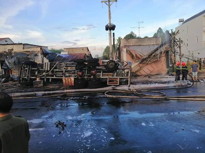 Ảnh: Hiện trường vụ xe bồn chở xăng hóa quả cầu lửa khiến 6 người tử vong