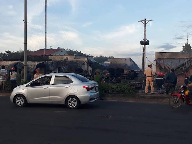 Ảnh: Hiện trường vụ xe bồn chở xăng hóa quả cầu lửa khiến 6 người tử vong