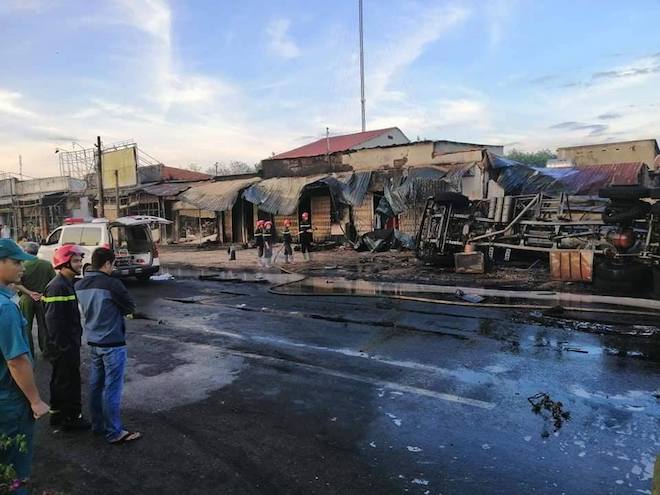 Ảnh: Hiện trường vụ xe bồn chở xăng hóa quả cầu lửa khiến 6 người tử vong