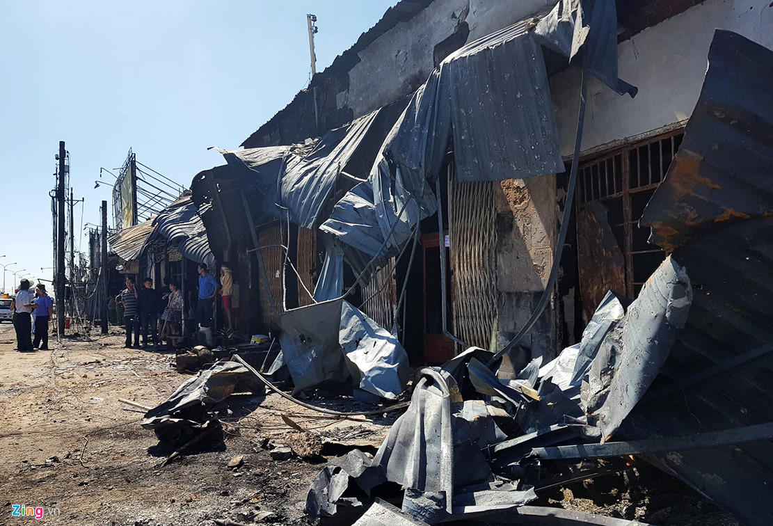 Video ảnh: Cảnh sát khám nghiệm hiện trường cháy xe bồn chở xăng làm 6 người chết