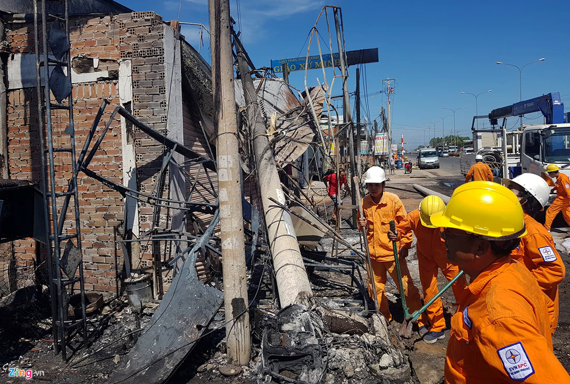 Video ảnh: Cảnh sát khám nghiệm hiện trường cháy xe bồn chở xăng làm 6 người chết