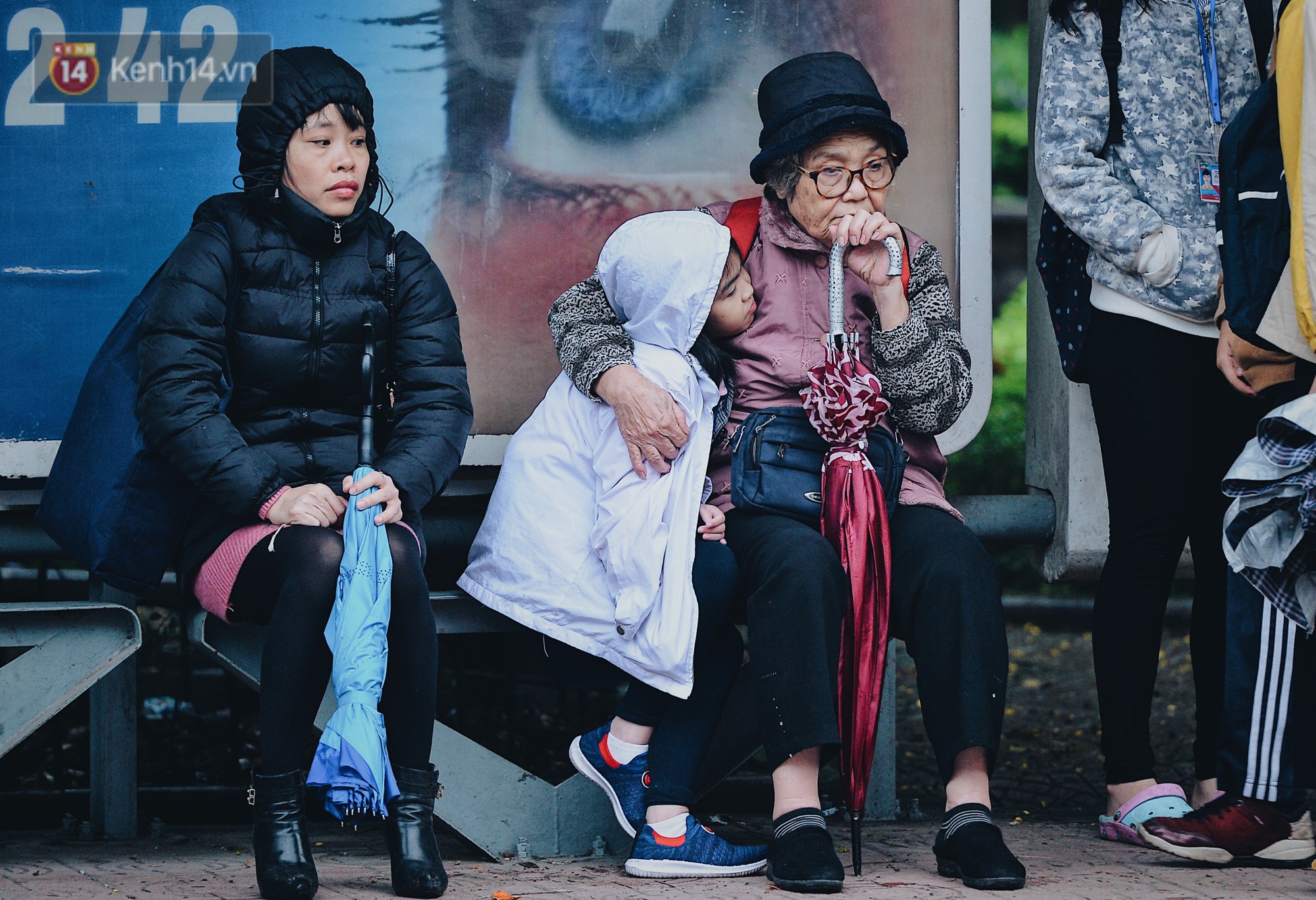 Chùm ảnh: Sau một đêm trở gió Hà Nội mưa lạnh xuống đến 17 độ C, người dân co ro ra đường