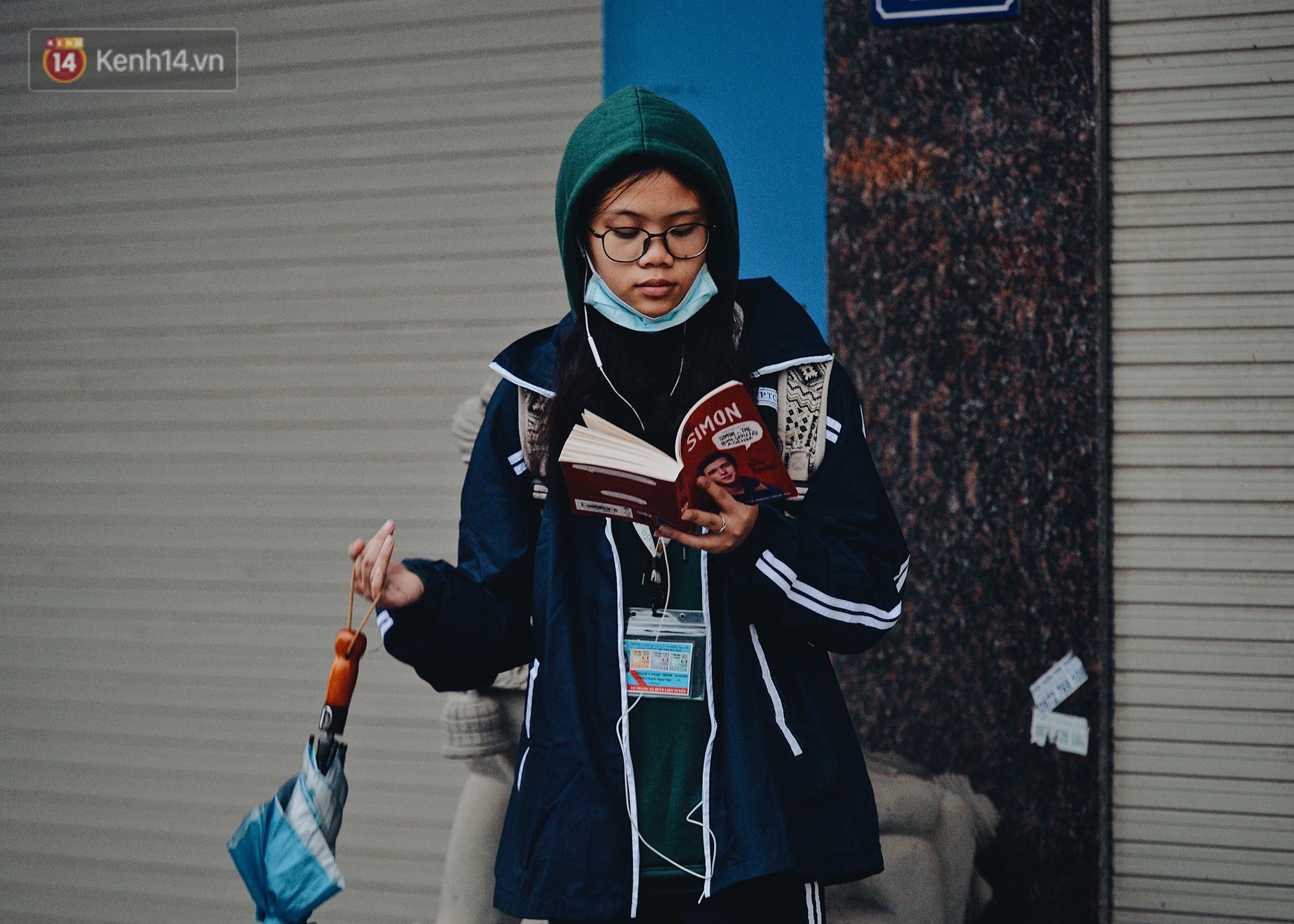 Chùm ảnh: Sau một đêm trở gió Hà Nội mưa lạnh xuống đến 17 độ C, người dân co ro ra đường