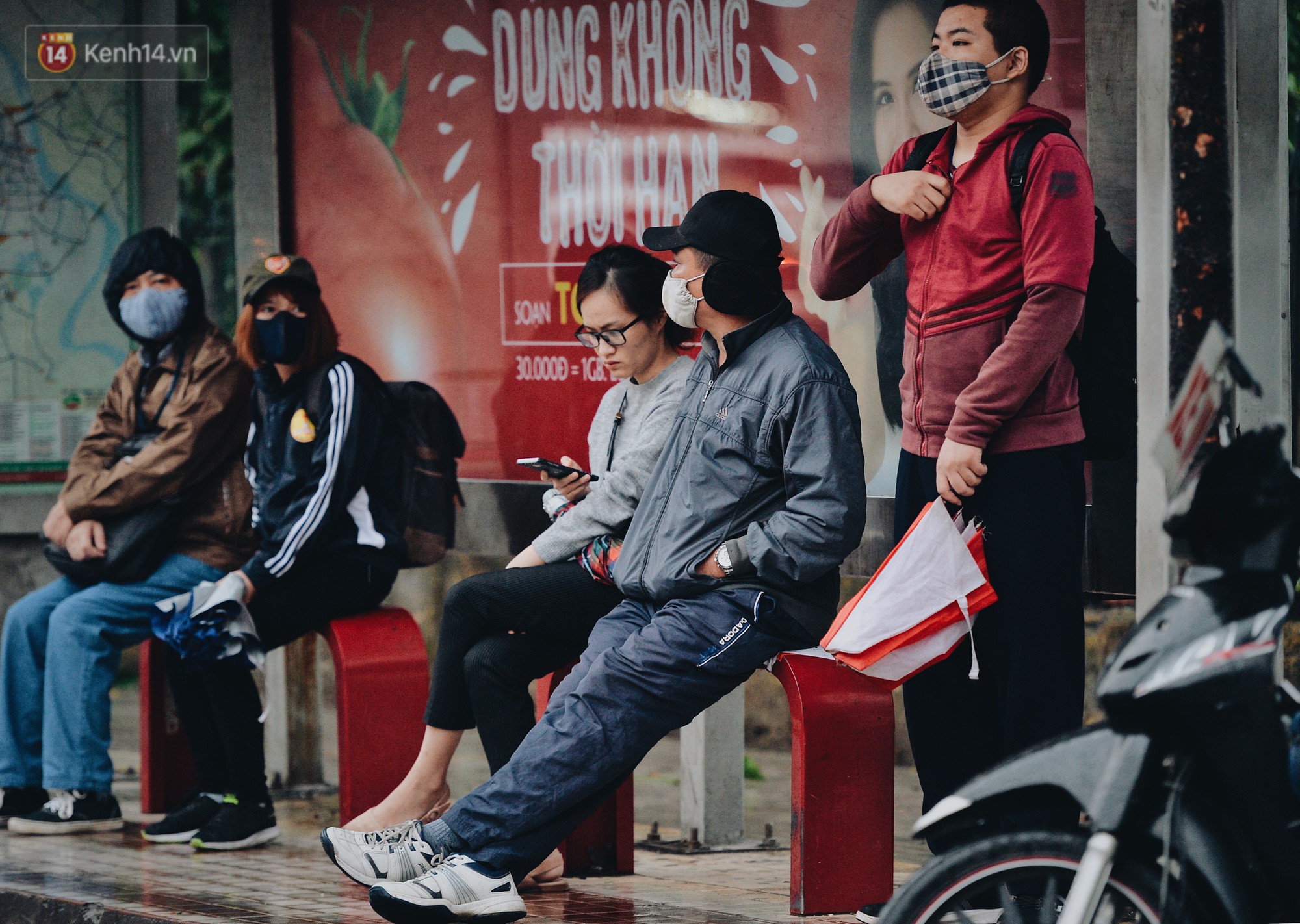 Chùm ảnh: Sau một đêm trở gió Hà Nội mưa lạnh xuống đến 17 độ C, người dân co ro ra đường