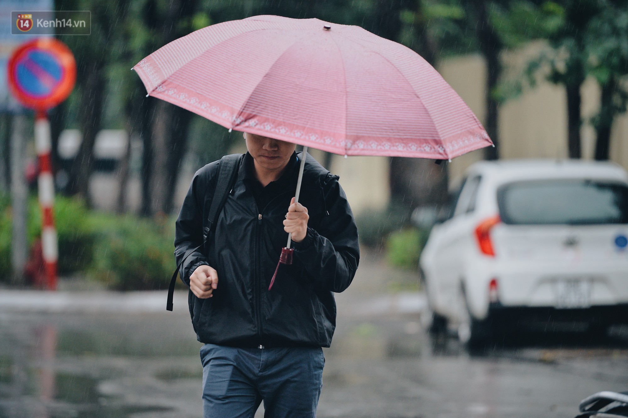 Chùm ảnh: Sau một đêm trở gió Hà Nội mưa lạnh xuống đến 17 độ C, người dân co ro ra đường