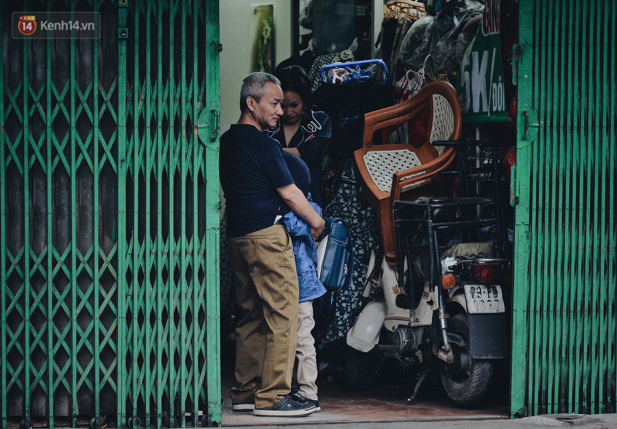 Chùm ảnh: Sau một đêm trở gió Hà Nội mưa lạnh xuống đến 17 độ C, người dân co ro ra đường