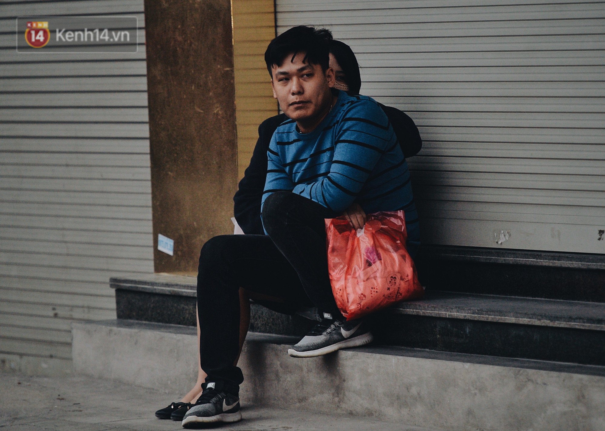 Chùm ảnh: Sau một đêm trở gió Hà Nội mưa lạnh xuống đến 17 độ C, người dân co ro ra đường