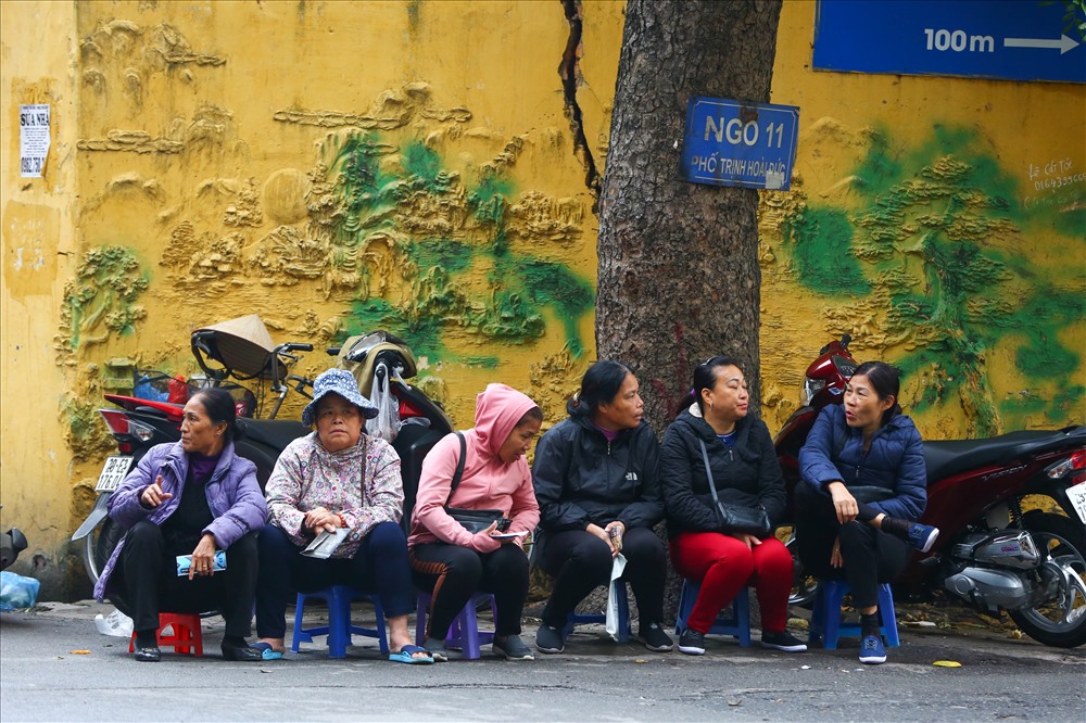 Vé chợ đen trận Việt Nam – Campuchia cao chót vót, khán giả vẫn chờ giờ G