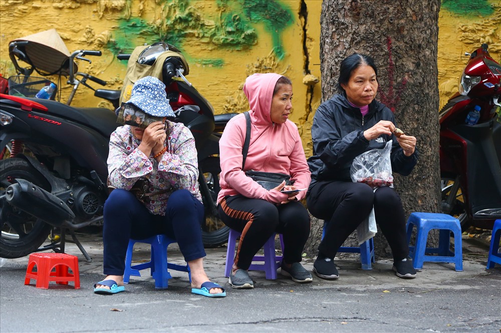 Vé chợ đen trận Việt Nam – Campuchia cao chót vót, khán giả vẫn chờ giờ G