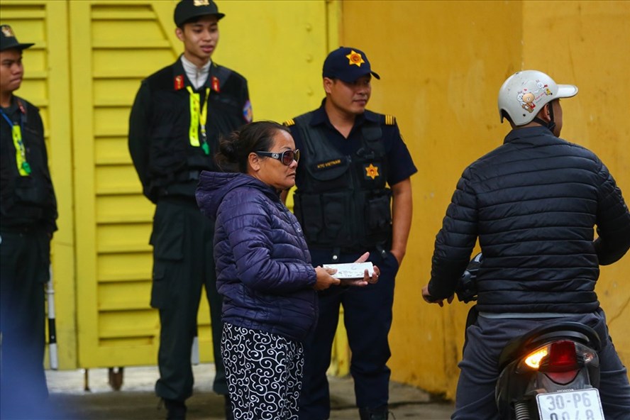 Vé chợ đen trận Việt Nam – Campuchia cao chót vót, khán giả vẫn chờ giờ G