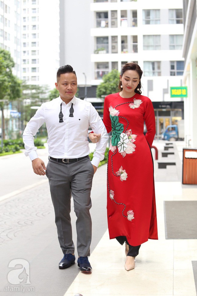 Hot: Những hình ảnh đầu tiên về đám hỏi bí mật của Á hậu Thanh Tú với chồng đại gia U40 Hot: Những hình ảnh đầu tiên về đám hỏi bí mật của Á hậu Thanh Tú với chồng đại gia U40